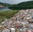 在苏州市西山岛一个风景优美的宕口里面，建筑垃圾、生活垃圾等堆积成山，散发着阵阵恶臭，与周边太湖风光形成了鲜明对比。王津摄 - 新浪上海