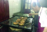 阿大慢工出细活，一炉葱油饼大概要花20分钟。 　　本版图片/晨报记者　殷立勤 - 新浪上海