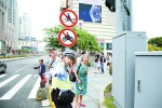 　　10月3日上午，交警陈金恺在徐家汇广场为一位老奶奶指路。　通讯员　张佳炜　摄 - 新浪上海