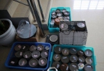图说：警方当场缴获的蟋蟀饲养罐。浦东警方图 - 新浪上海