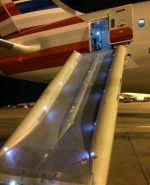 美国航空一航班在浦东机场误放滑梯 延误两小时 - 新浪上海