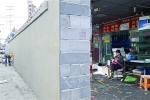 昨天的铜川路市场一片忙碌，不少商家做完最后一笔生意才恋恋不舍地离开。 - 新浪上海