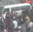 上海老人被撞倒卷入车底 十多名路人自发抬车救援 - Sh.Eastday.Com