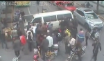 上海老人被撞倒卷入车底 十多名路人自发抬车救援 - Sh.Eastday.Com