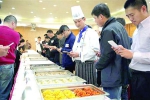 评委在为高校厨师的参赛菜品打分 - 新浪上海