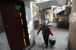 上海最大棚户区记忆:摄影师跟拍30年 居民捐旧物办展 - 新浪上海