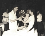 1959年9月，上海交大欢送会上彭康接受学生献花。 - 上海交通大学