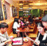曙光学子在餐厅向顾客做问卷调研 - 新浪上海
