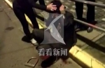 上海一男子被儿子当街刺伤 满身是血倒地 - 新浪上海