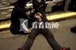 上海一男子被儿子当街刺伤 满身是血倒地 - 新浪上海