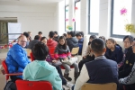 外教与同学们分组练习口语 - 上海海事大学