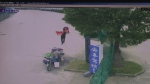 沪一广场8幅广告幕布一日被窃 嫌疑人:只为回家盖玉米 - 新浪上海