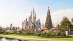 上海迪士尼开启首个圣诞季 高20米巨型圣诞树每天傍晚亮灯 - Sh.Eastday.Com