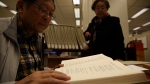 节目组在美国国会图书馆查阅庭审记录。 - 上海交通大学