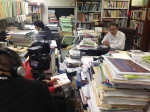 节目组在东京采访一濑敬一郎律师。 - 上海交通大学