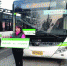 龙川北路百色路的定制公交出发点的工作人员举牌迎接乘客　/晨报记者　钟晖 - 新浪上海