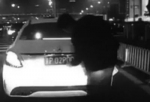 男子在路边更换车牌。警方供图（视频截图） - News.Online.Sh.Cn