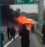 G60沪昆高速卡车爆炸自燃 现场浓烟滚滚未造成伤亡 - 新浪上海
