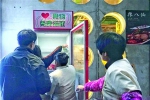 西康路“爱心冰箱”里的食物常常放入后很快就被领完。　晨报记者　朱影影 - 新浪上海