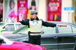 交管辅警和警察一起守护上海1100余个路口 - Sh.Eastday.Com