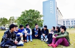 马强老师与学生们在一起交流 - 上海海事大学