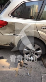 上海小区内一车辆失控连撞两车 疑司机踩错油门 - 新浪上海