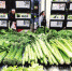 　　昨天，消费者在上海市华山路上的一家自带WiFi菜市场选购蔬菜。新华社记者 陈飞 摄 - 新浪上海