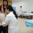上海儿童医院现感人一幕 美女医生跪着为患儿治疗 - 新浪上海