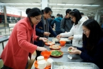 数学科学学院举行迎新年包饺子活动 - 复旦大学