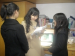 郑巧老师在寝室和同学谈心 - 上海海事大学