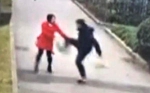 视频截图一巴掌将女生拍翻在地后，一名男子随后又对其狠踹数脚，扬长而去。 - 新浪上海