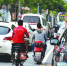 路边停放的汽车占据了非机动车道，骑车人只能把车骑上机动车道。 - 新浪上海