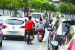 路边停放的汽车占据了非机动车道，骑车人只能把车骑上机动车道。 - 新浪上海