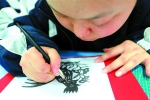上海学生认真学习刻纸艺术:中国最古老的民间艺术 - 新浪上海