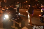 上海街头严查滥用远光灯 违法驾驶员现场体验：快被亮瞎了 - Sh.Eastday.Com