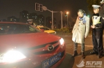 上海街头严查滥用远光灯 违法驾驶员现场体验：快被亮瞎了 - Sh.Eastday.Com