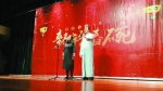 李宏烨（右）、郑钰夫妇在“新语舂碗”上表演。 - 新浪上海