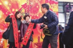 沪上文艺志愿者写对联拍合影 文化祝福为返乡客送暖意 - Sh.Eastday.Com