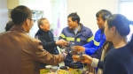 上海市民邀请环卫工人吃年夜饭 环卫师傅：很感动，很难忘 - Sh.Eastday.Com