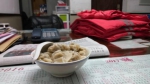 沪一社区工作者的大年夜：速冻水饺当年夜饭 - 新浪上海