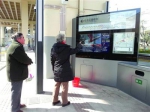 　市民在中运量公交凯旋路站的电子屏幕前观察。　晨报记者　钟　晖 - 新浪上海