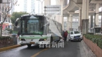 鲁班路一公交车擦撞轿车 轿车爆胎挤上绿化带 - 新浪上海