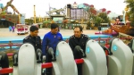 质监部门工作人员正在检查欢乐谷内的相关大型游乐设施。 - 新浪上海