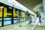 改造收尾阶段，工作人员对站台进行清洗。 - 新浪上海