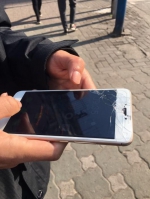 图片说明：天明的手机屏幕贴膜碎得很厉害 是搬车时摔的 - 新浪上海