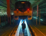 图片说明“车辆分公司的技术人员正在检查地铁车厢底部。 - 新浪上海