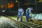 图片说明：工务分公司的巡检员例行检查地铁轨道。 - 新浪上海