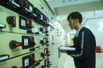图片说明：供电分公司的工作人员对基地内的电力设备进行检测。 - 新浪上海
