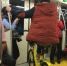 男子骑共享单车进地铁车厢 车从闸机门缝隙处塞入 - 新浪上海