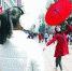 　　昨日，芭蕾舞舞者在南京东路步行街翩翩起舞。 - 新浪上海
